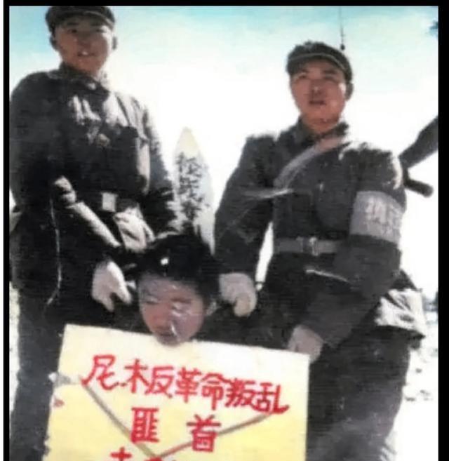 1970年，西藏公审大会，“女匪首”赤列曲珍跪在地上，面色苍白，再也没有了之前的