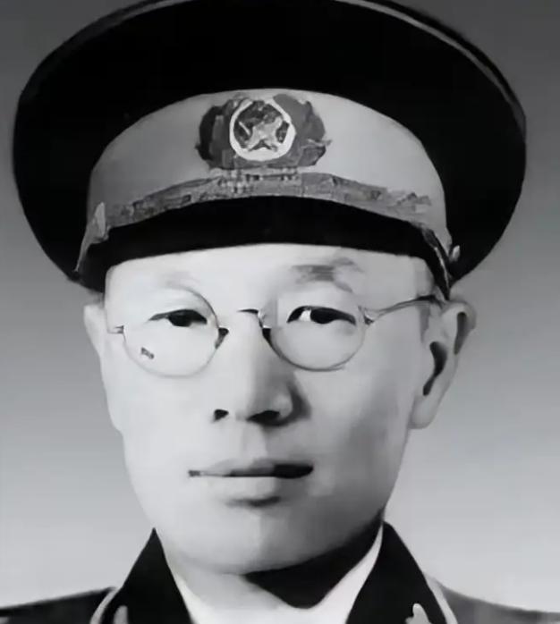 南京保卫战，全团打光，他一个人活着爬出来。被蒋介石下令秘密枪决，他翻墙跑了。被日