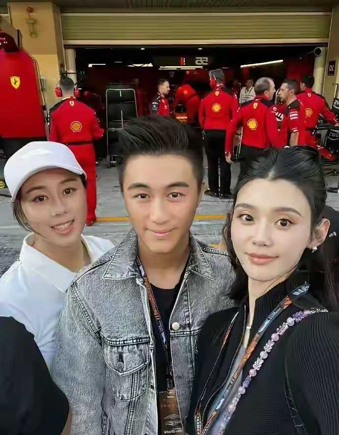 奚梦瑶确实情商高，只要不挨着何猷君合照，她就站直了…