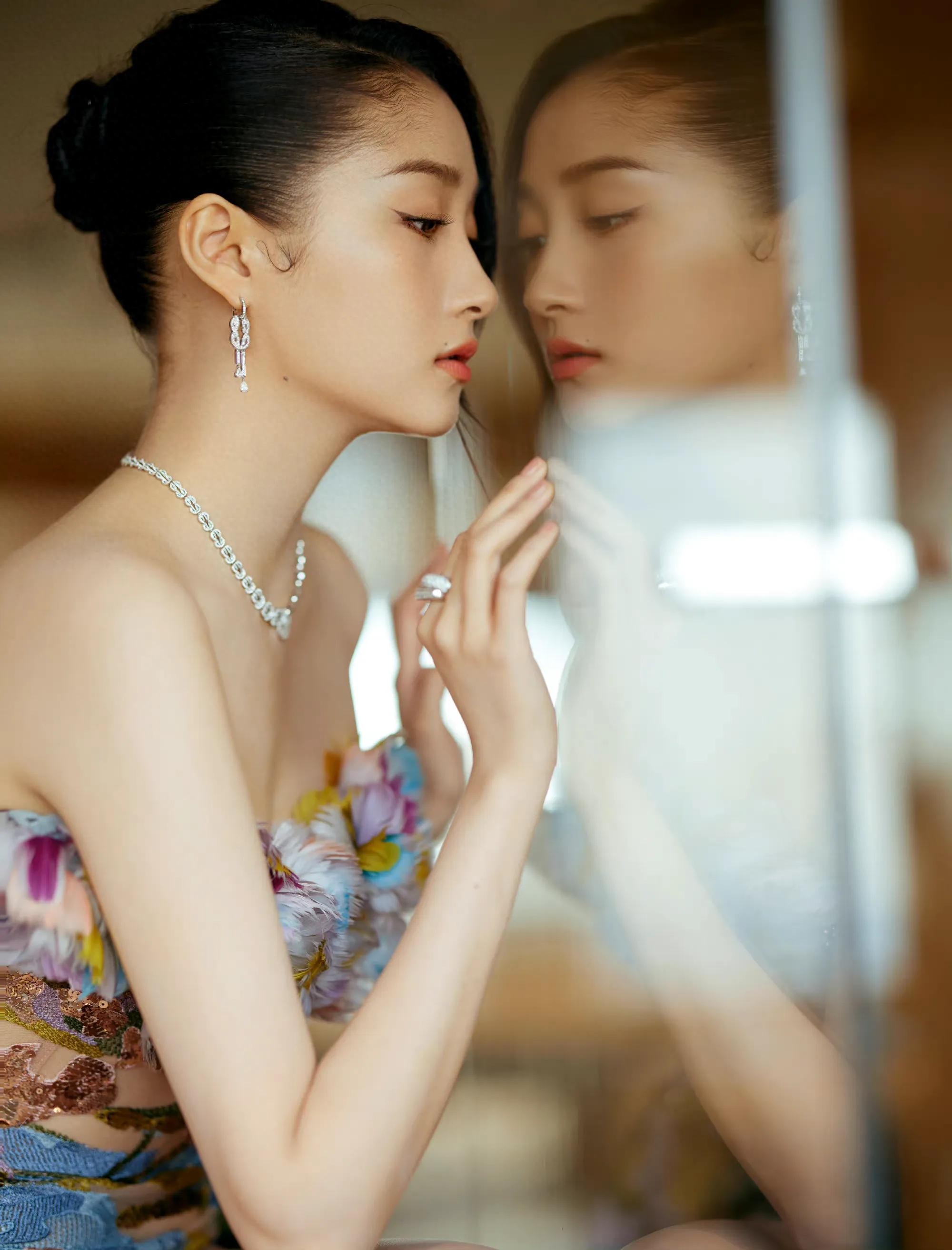国民闺女关晓彤写真：出水芙蓉、翩若惊鸿