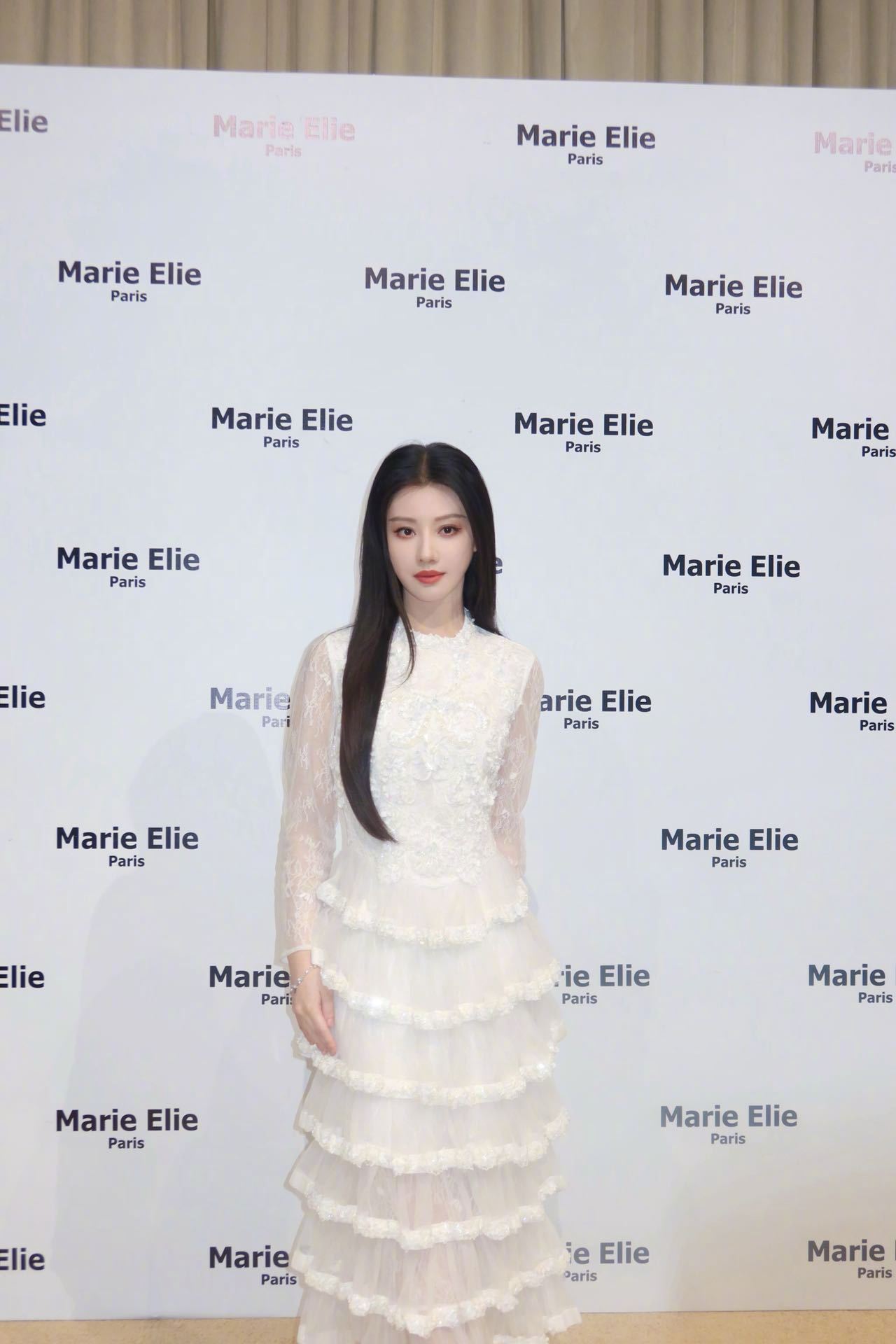 上海看秀状态好好～薄纱裙摆随风摇曳，仙气十足，眉眼温柔，美得自带柔光。上海时装周