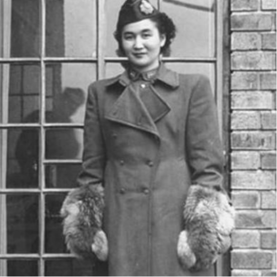 1940年，地下党康乃尔正在茶楼玩牌，一位女军统突然拍了拍他的肩膀，使了个眼色说