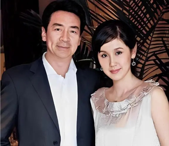 2003年，49岁的寇振海向24岁李婷表白，两人同居3年后，寇振海却对她说：“我