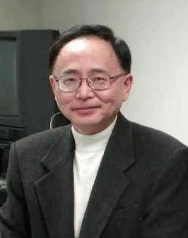 烈士江姐儿子定居美国，记者问他为何不回国？他的回答很现实。 彭云是烈