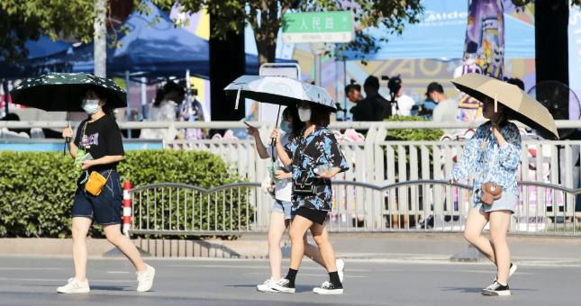 奉劝大家，三伏天别干最伤身体的5件事：第一，睡觉门窗对开，让穿堂风直吹。第二