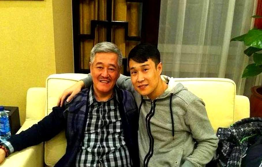 赵本山一句话，孙红雷就得给小沈阳下跪。那年拍《三枪》，孙红雷手打石膏的照片