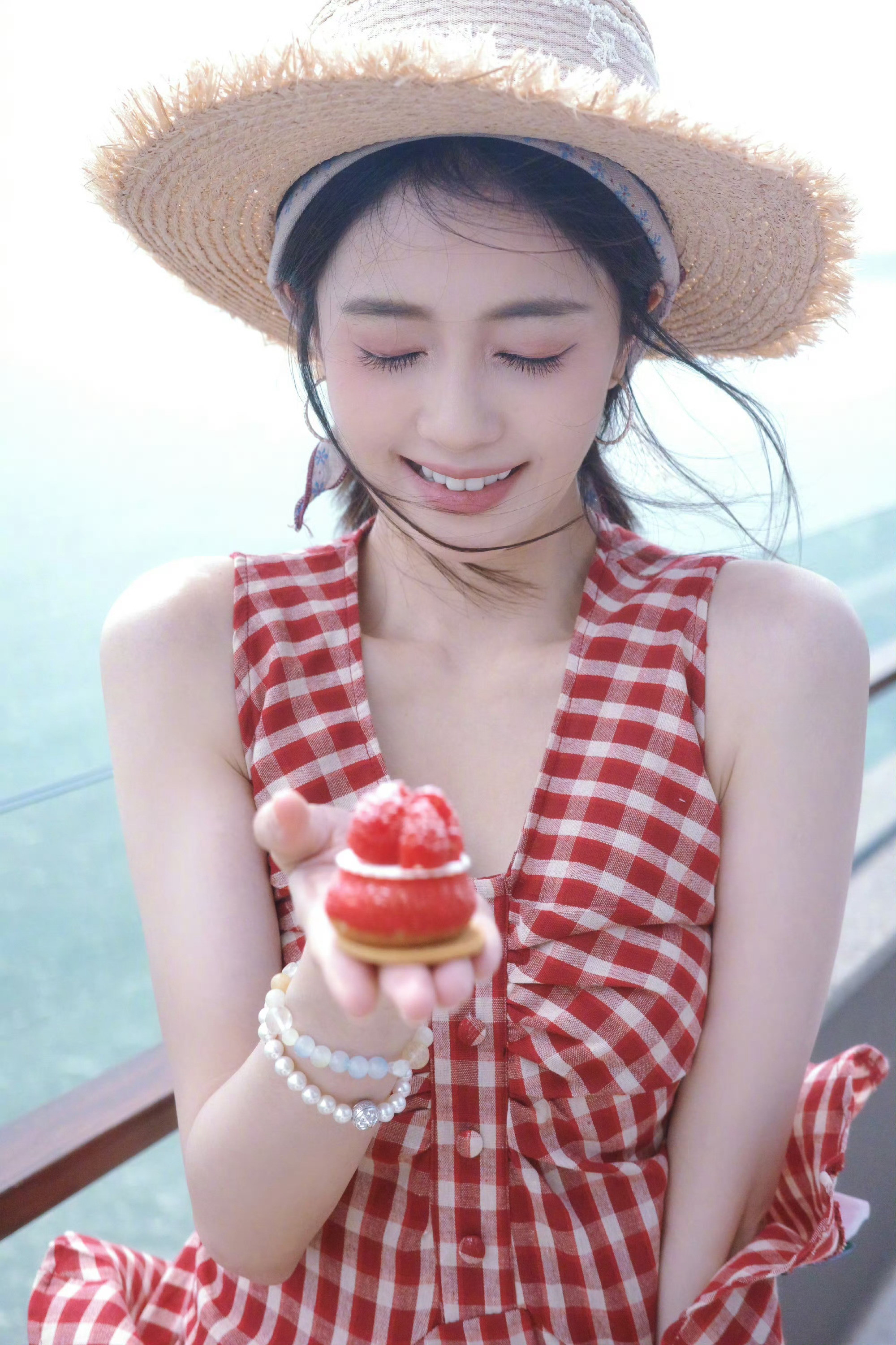 白鹿海边度假刷到白鹿这组海边照，真的被那抹红色治愈了。🌊红格吊带裙配上大草帽，