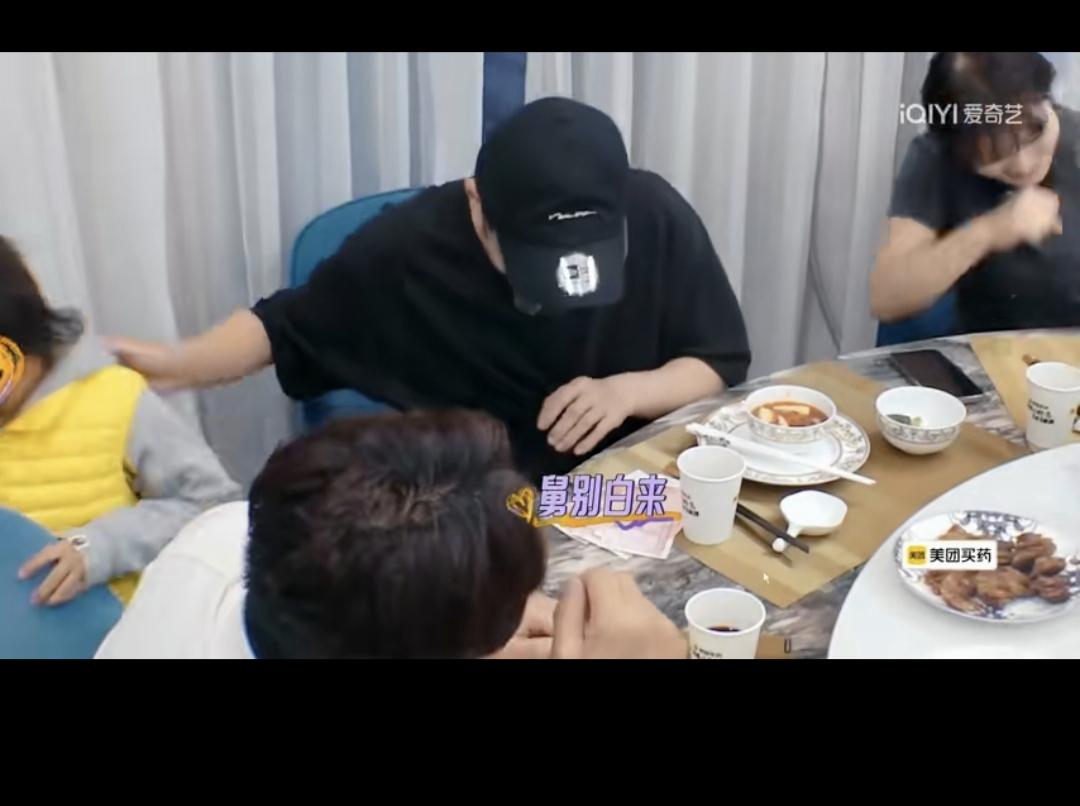 冉莹颖的小儿子可以在家里四处找红包，找现金给李维嘉，冉莹颖邹市明尴尬也不阻止，真