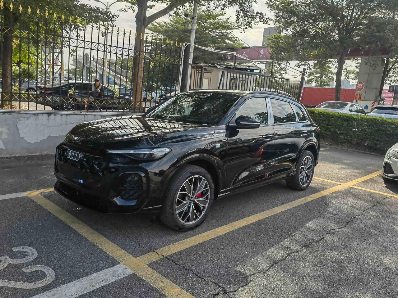 全新奥迪Q5L实车太有看头了。它基本沿用海外版设计，车头八边形格栅轮廓调整，内部