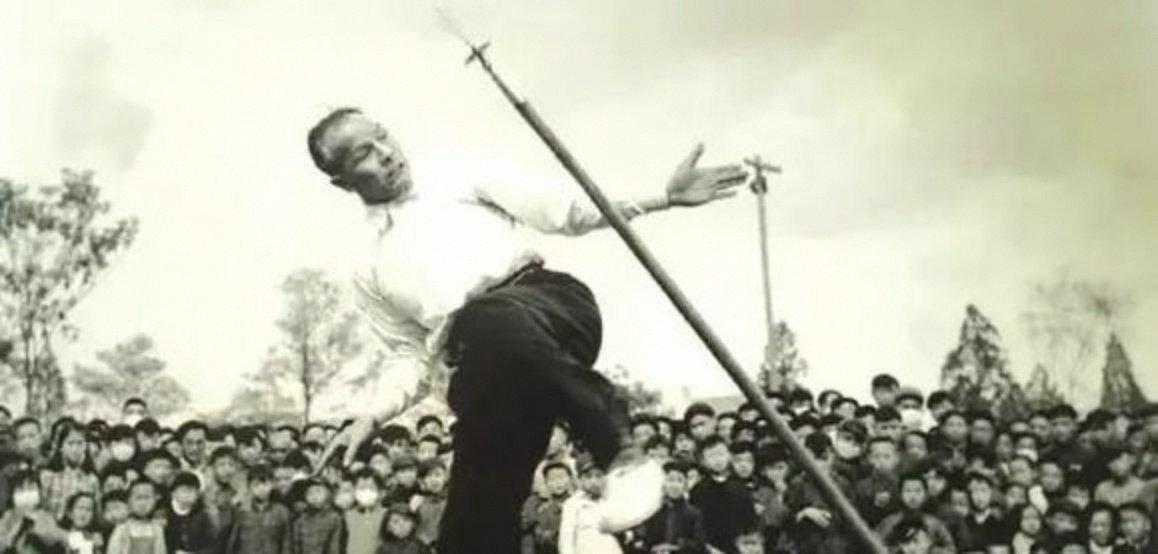 1936年，武术家寇运兴在德国柏林表演武术，遭到芬兰拳击手挑衅，说：我要用拳击挑