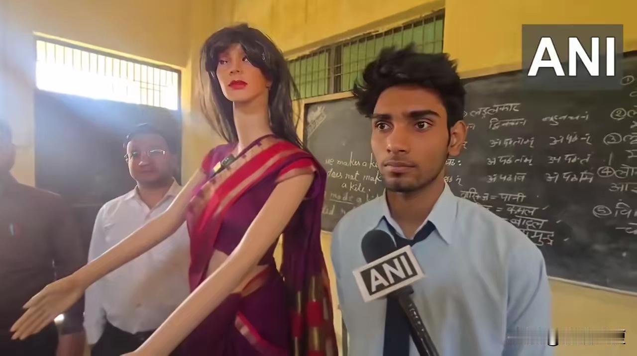 印度的机器人老师全球首发，并且还是全球首款，独一无二，什么样的机器能够被印度的媒