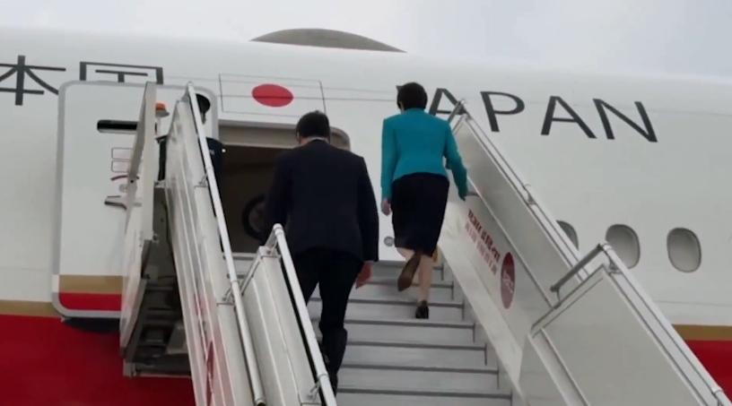 日本首相高市早苗穿孔雀蓝西装启程回国！7月3日，日本首相高市早苗正式结束对印