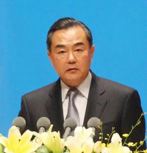 谁都没想到，王毅还没到马尼拉，南海这盘棋先在舆论场炸了锅，一段58秒视频，竟把菲