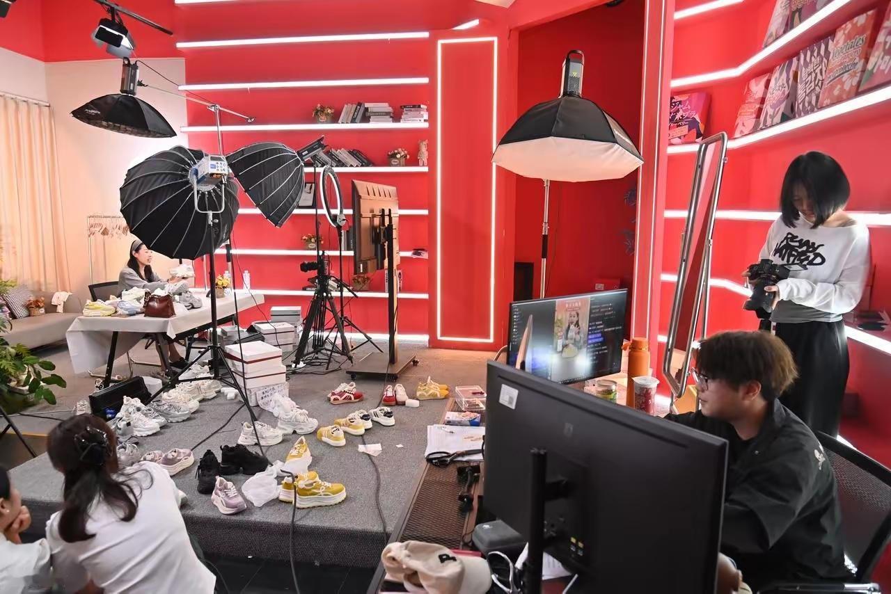 网红，为什么不行了？主播批量撤离杭州，直播行业野蛮生长时代结束了。直播并