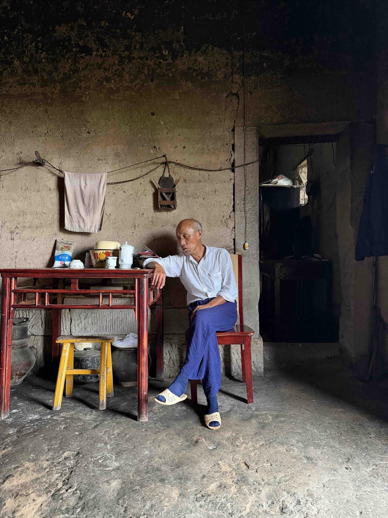 重庆一女子晒出乡下幺公公家，他一个人住在乡下的老房子里，谈不上装修，也没有什么值