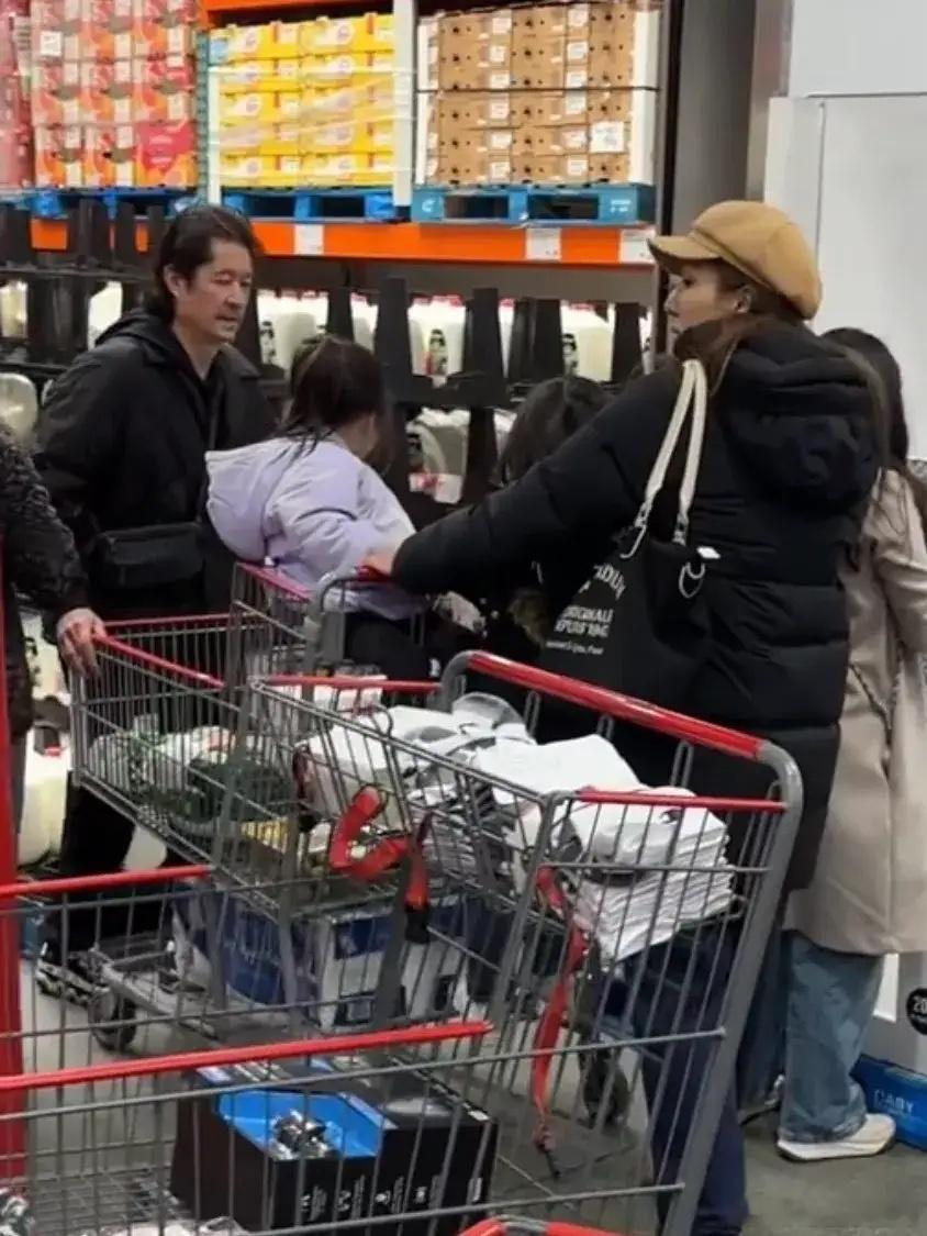 偶遇钟嘉欣和老公带娃逛超市，大13岁老公模样显老，颜值差距明显！