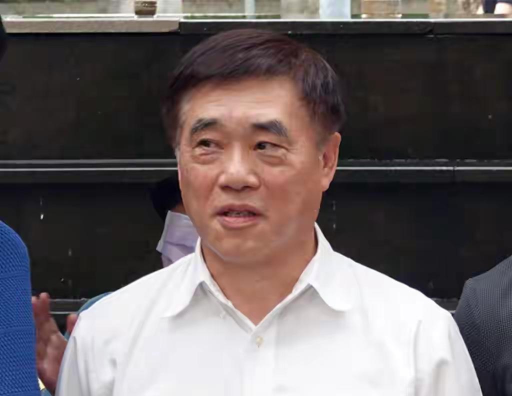 郝龙斌知道自己网络声量不及郑丽文一个零头，所以直接按国民党的酱缸文化走，拉拢国民