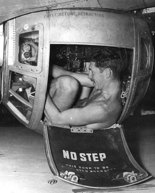 这张地勤人员检修B-17球形炮塔的照片，以其惊人的空间尺度揭示了二战空中战争的残