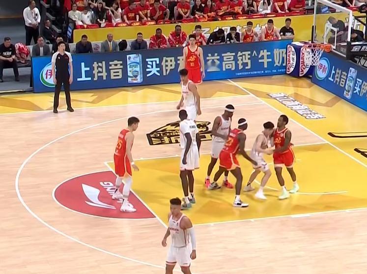 2-0夺赛点！广厦92-85深圳，不得不承认的3点事实：第一：这轮系列赛没悬念