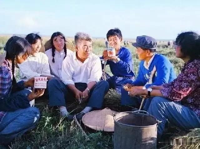 六七十年的物质生活是穷，这是事实，现在比六七十年代好多少倍，这也是不假。但是，为