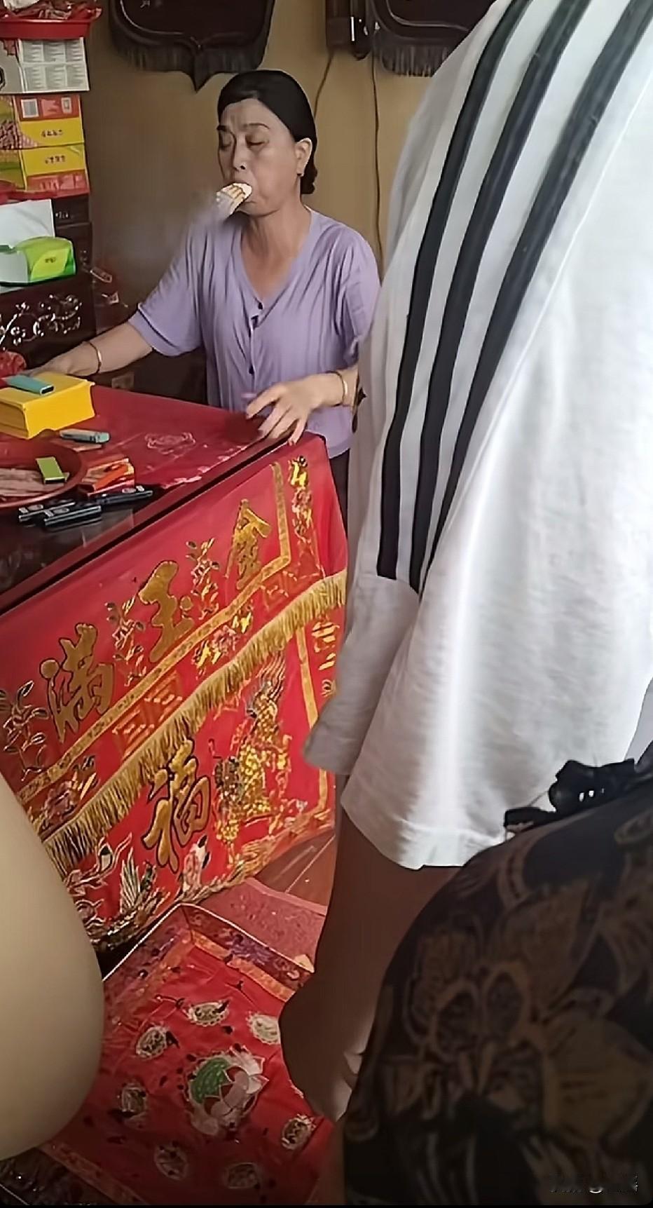 手铐一戴立马现了原形[呲牙笑]