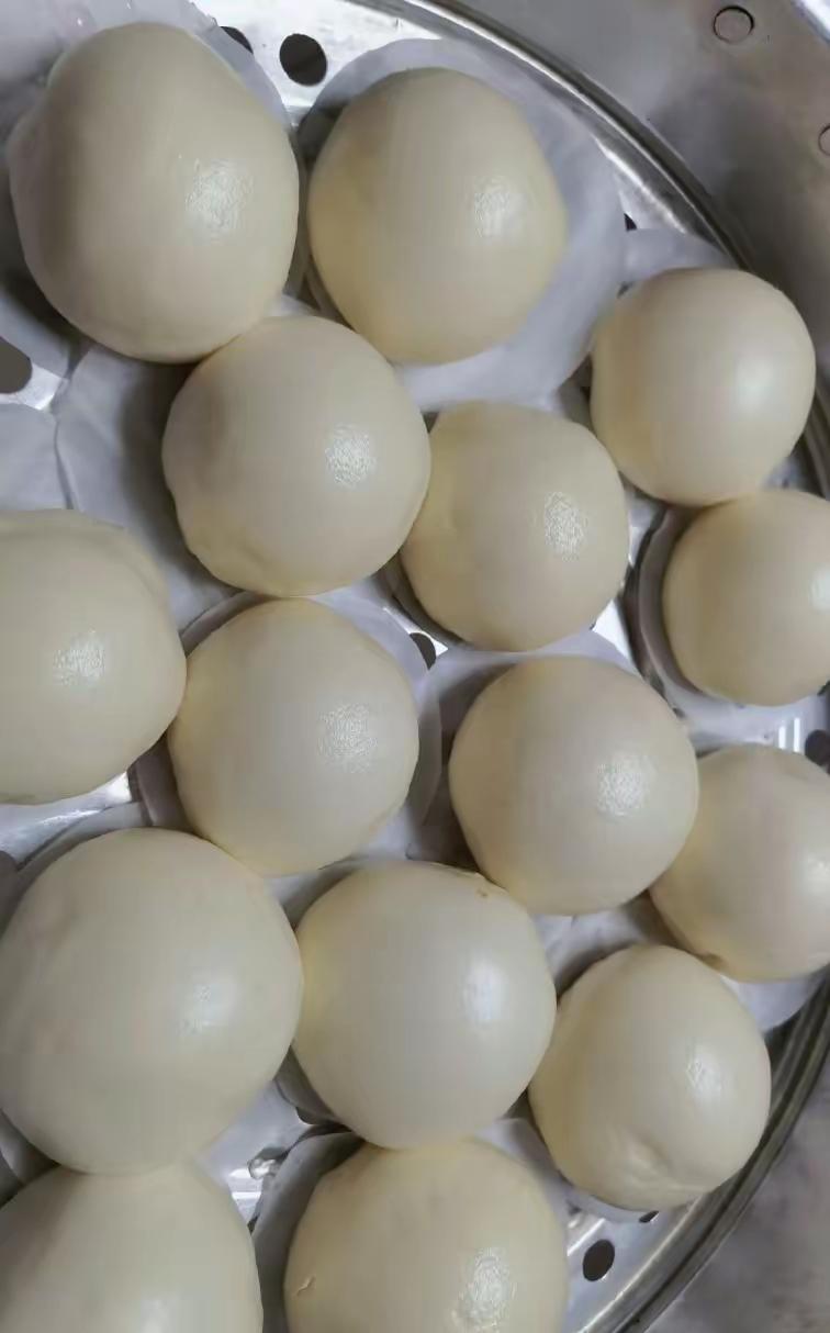 我让妈妈帮我做一点馒头，我去拿馒头的时候，弟媳跟我说：姐，你每次让妈做馒头，自己
