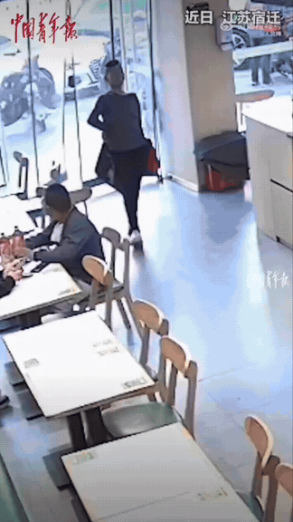 看哭了！江苏一家小面馆，一个脑瘫男子走进店里，店员问他平时怎么吃饭，当男子表示需