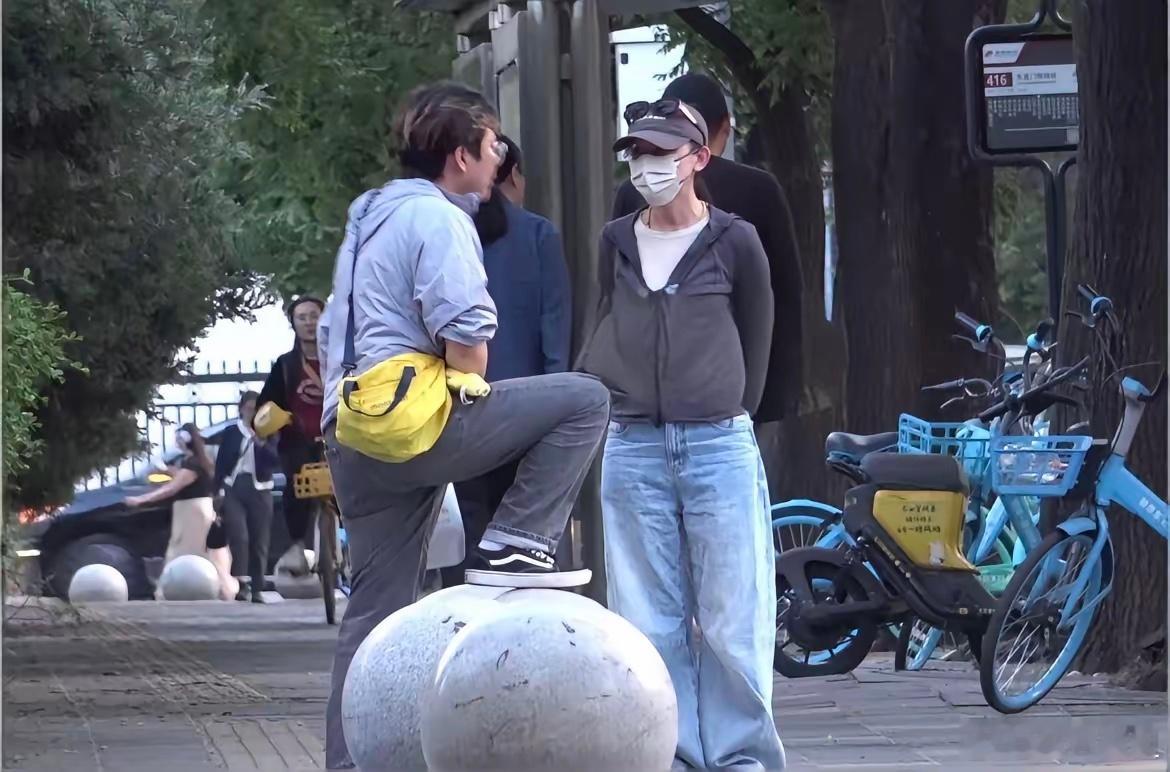 热依扎疑似怀孕爆！热依扎刚官宣退圈，小腹微隆又传怀孕？5月11日，热依扎被拍在北