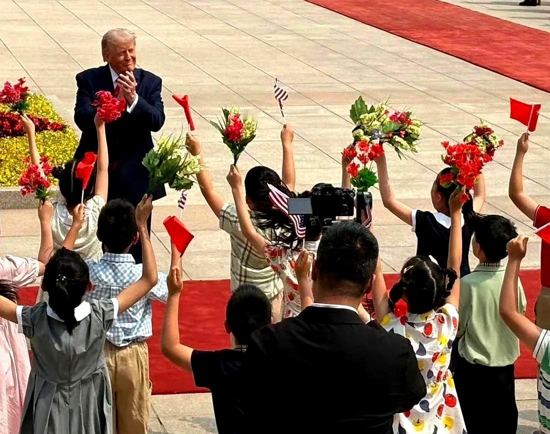 排场再大他都不眨眼，可当在中国行程里，一群孩子举着小旗、捧着花一路跑过来时，老特
