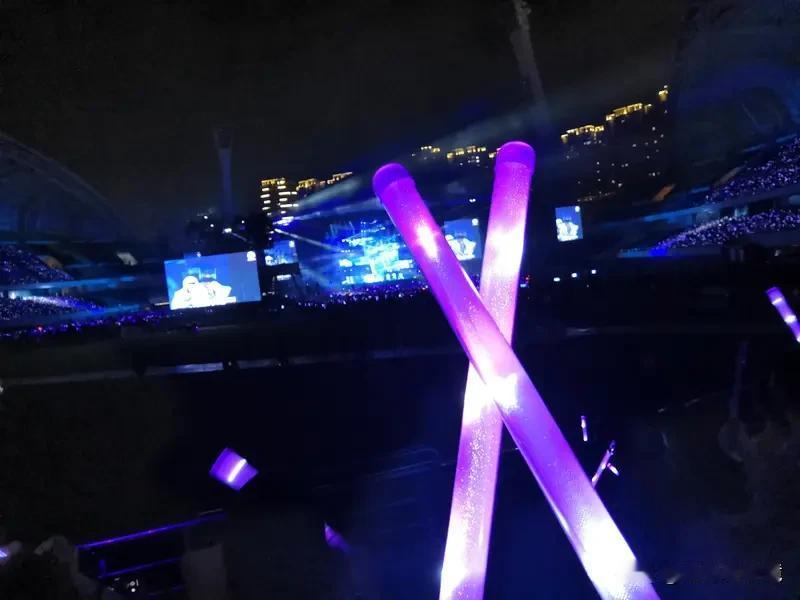 林俊杰女友是23岁华裔网红林俊杰官宣恋情这事儿简直炸锅了！12月29日，他借母