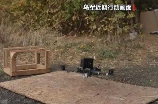 当地时间2026年8月17日，乌克兰人拍摄到，俄罗斯空天军苏-34轰炸机投放的滑