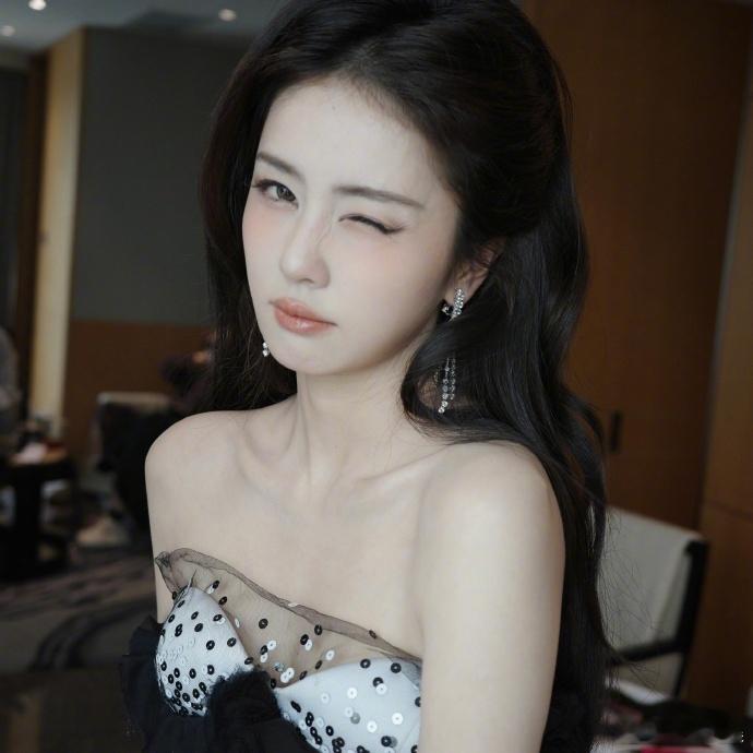 白鹿星光大赏预热图白鹿晒星光大赏wink自拍白鹿星光大赏预热图诚意满满，win