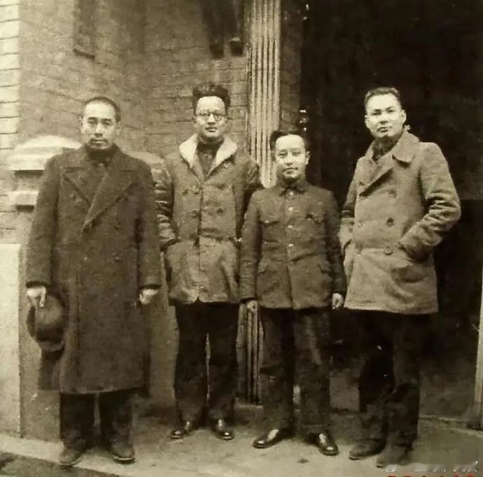 1938年，周总理等人在武汉八路军办事处门口。左三那人，虽然矮，但看起来颇有气势