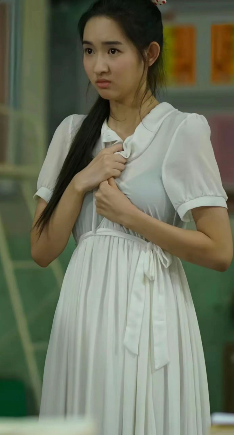 前面是透视校服，现在是透视裙，王玉雯演戏确实放得开