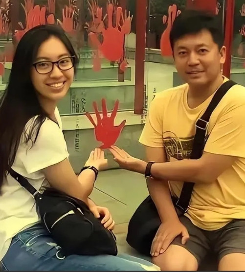 何政军的女儿是何雨果‌。她不仅外貌出众，气质优雅，而且学习成绩也非常优秀，是个典