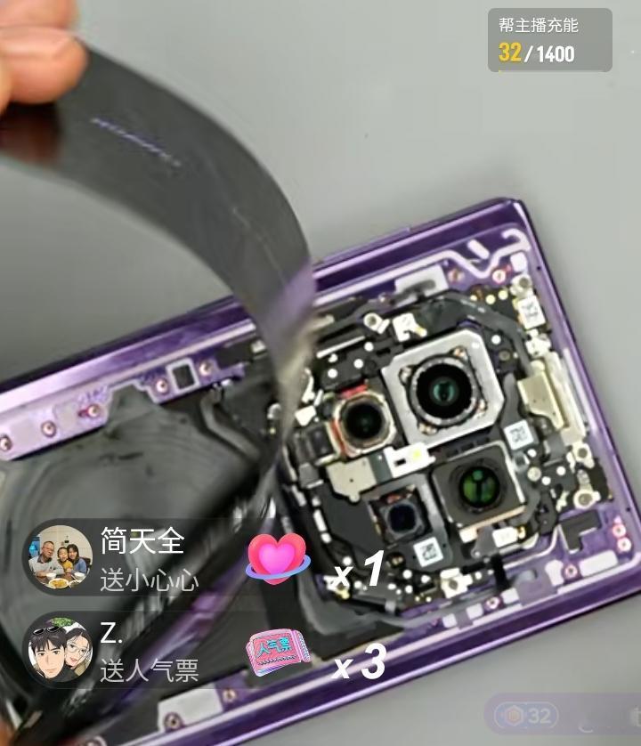 9月7日晚上，杨长顺拆开华为新三折叠MateXT2手机了，露出了里面海思麒麟90