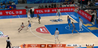 王哲林一点没变！上海男篮客场险胜北京男篮，本场王哲林再次上榜五大囧。此役