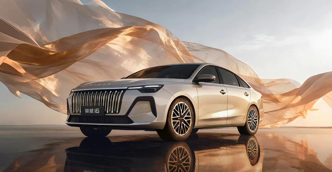 全新荣威i6最新官图，瀑式格栅+贯穿式尾灯8155芯片+15.6英寸中控屏1