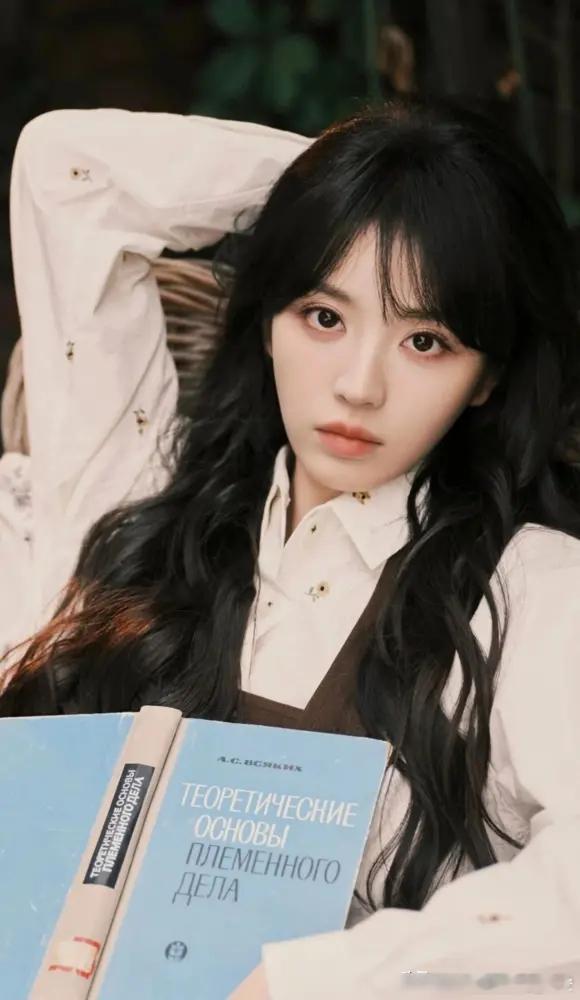 都以为田曦薇在争《灯花笑》这个饼。我告诉你，这个饼是资本算完账，双手捧上来，求