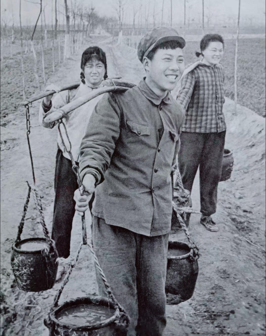 上世纪60年代，大别山地区修水库的老照片。集体团结力量大，社员们干活笑呵呵的，没