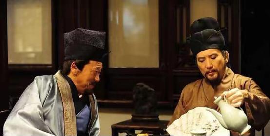 古时有一吝啬财主，因久病不愈，便找算命先生卜卦，算命先生趁机出了个馊主意故意捉弄