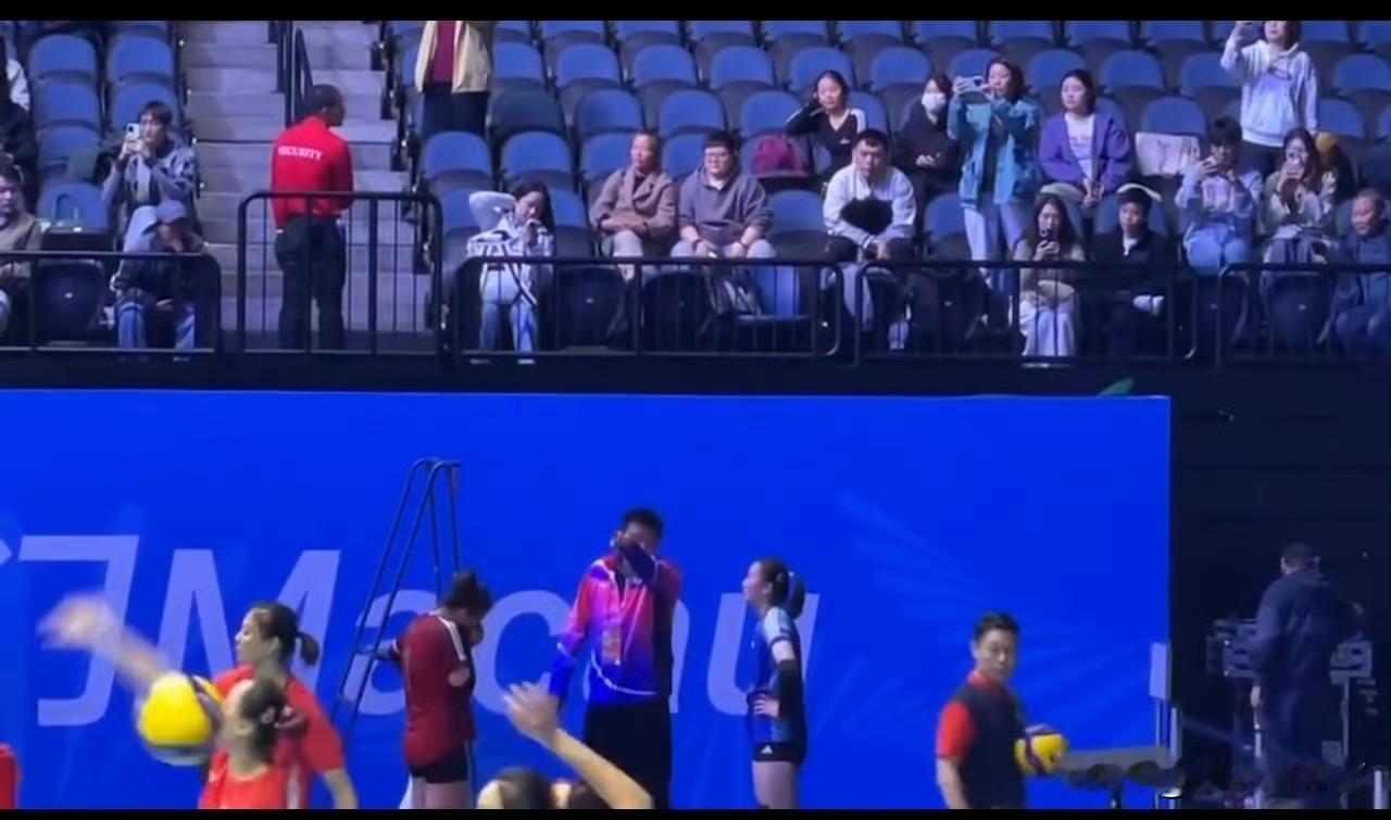 上海女排主教练赛后输急眼了，赛后单独把自由人王唯漪和仲慧留下[哭哭][哭哭]关键