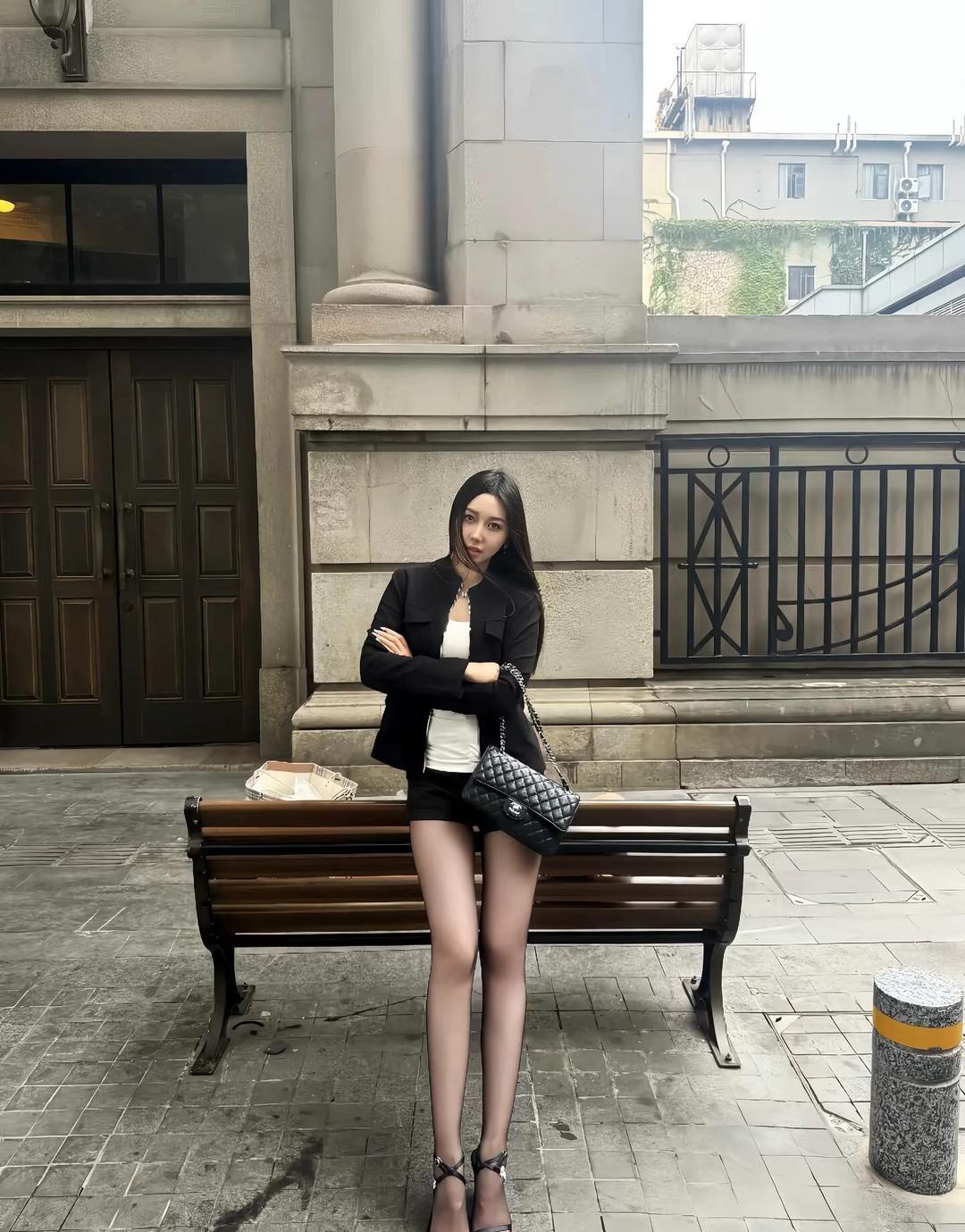 都市街头，时尚女孩，黑衣白裙，自信姿态，都市风尚。