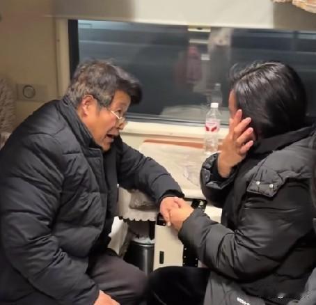 1月11日，河北一女子在火车上重逢二十年前的恩师，老师直接喊出女子的名字，女子瞬