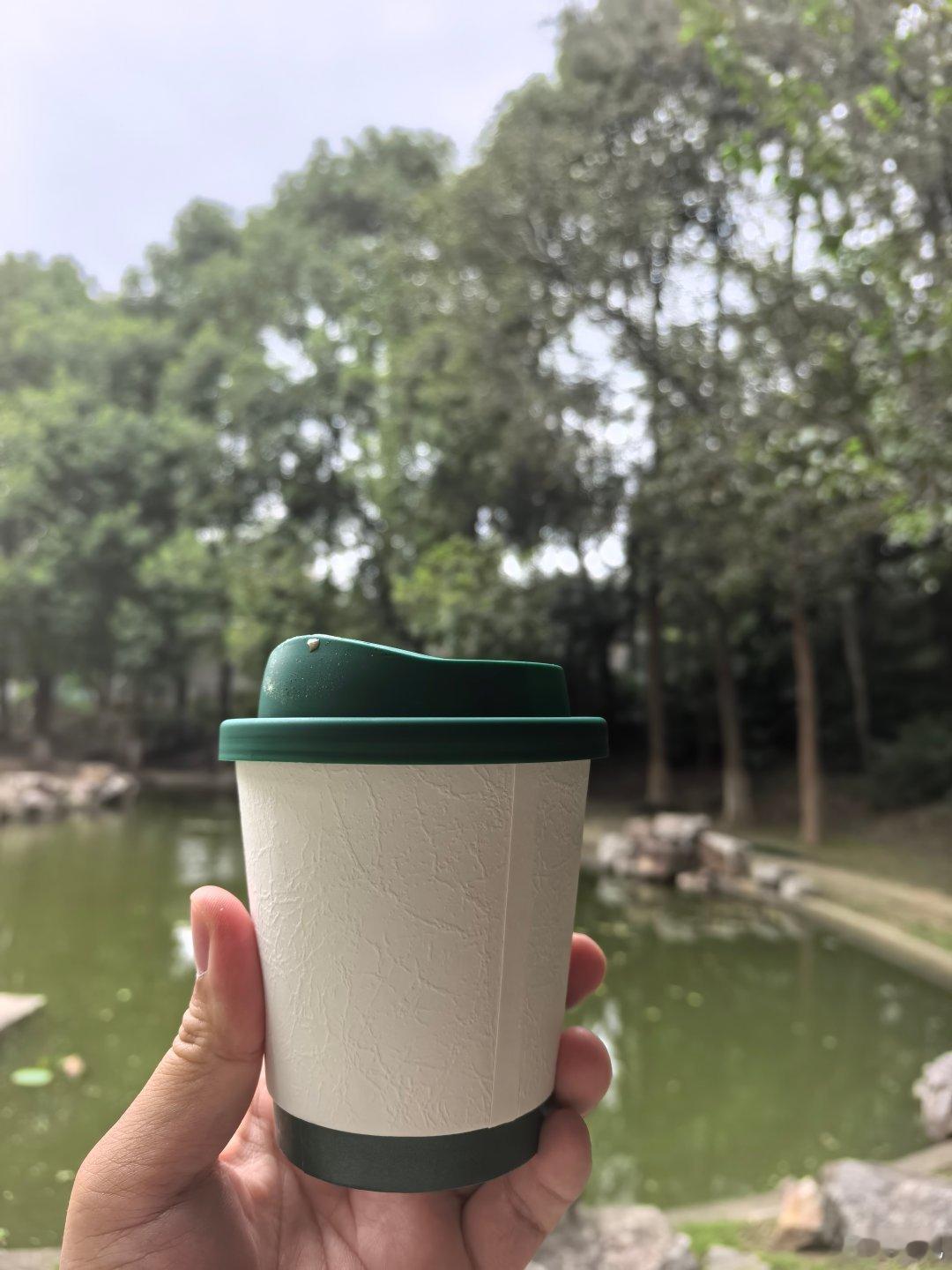 早上咖啡续命，中午鸡汤养生。​​​
