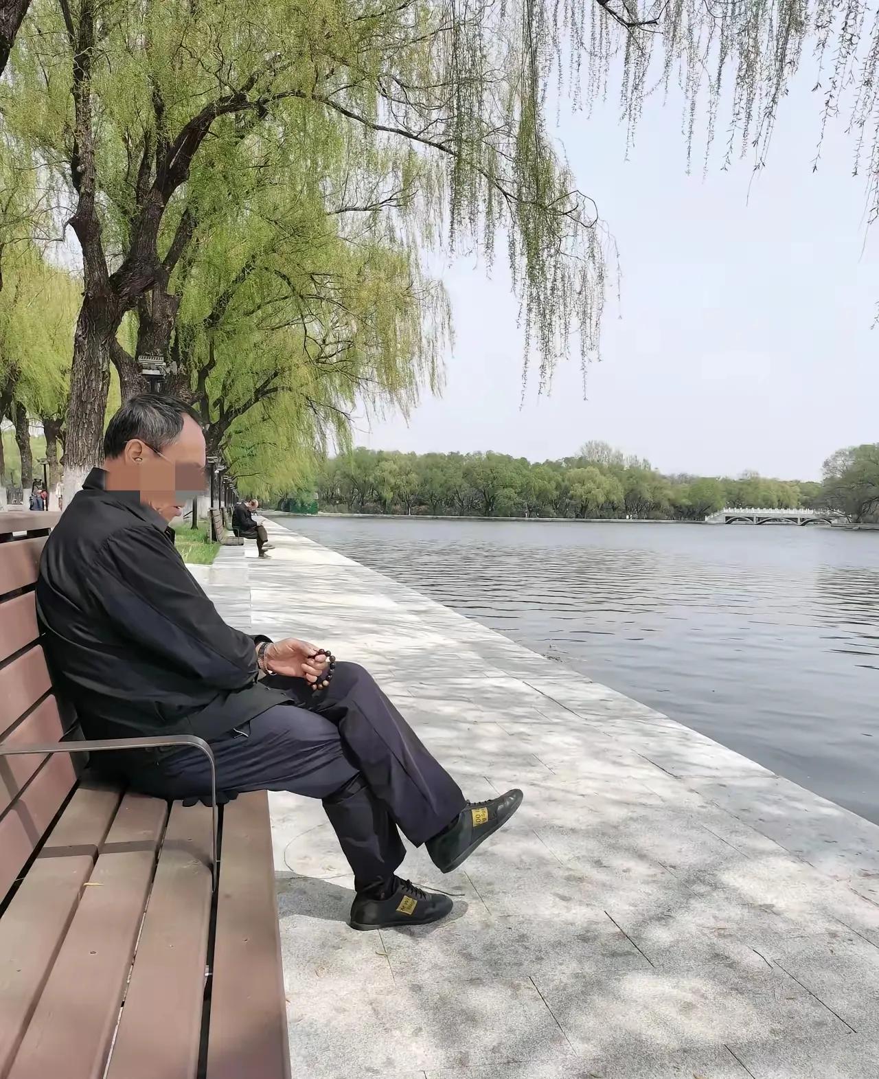 退休后我四处旅游，可今年突然觉得这事儿特别没意思。各个景点都是人挤人，吃也吃不好