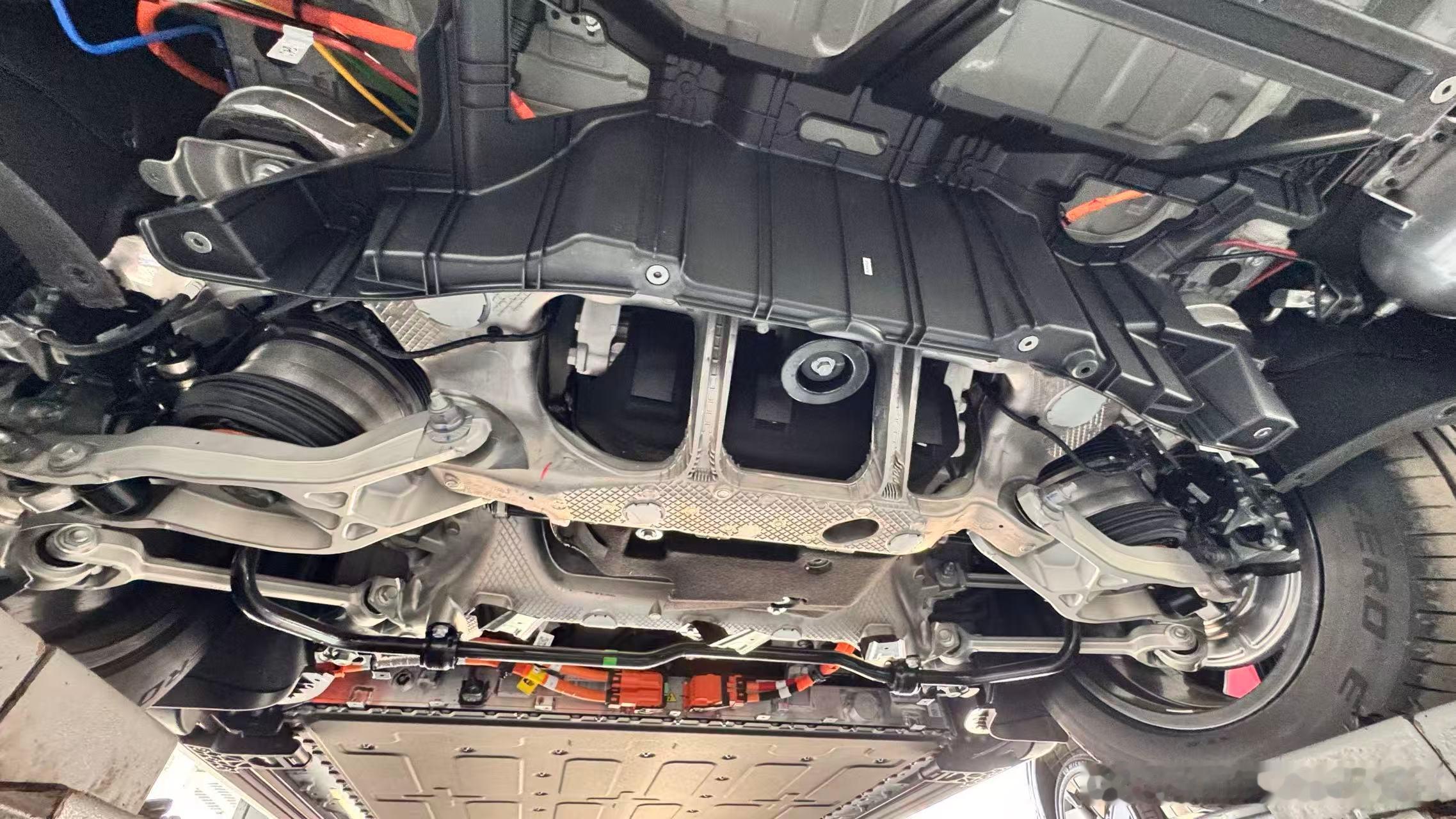 猜猜这是哪三台车被我们顶起来看[doge]​​​​大V聊车​​​