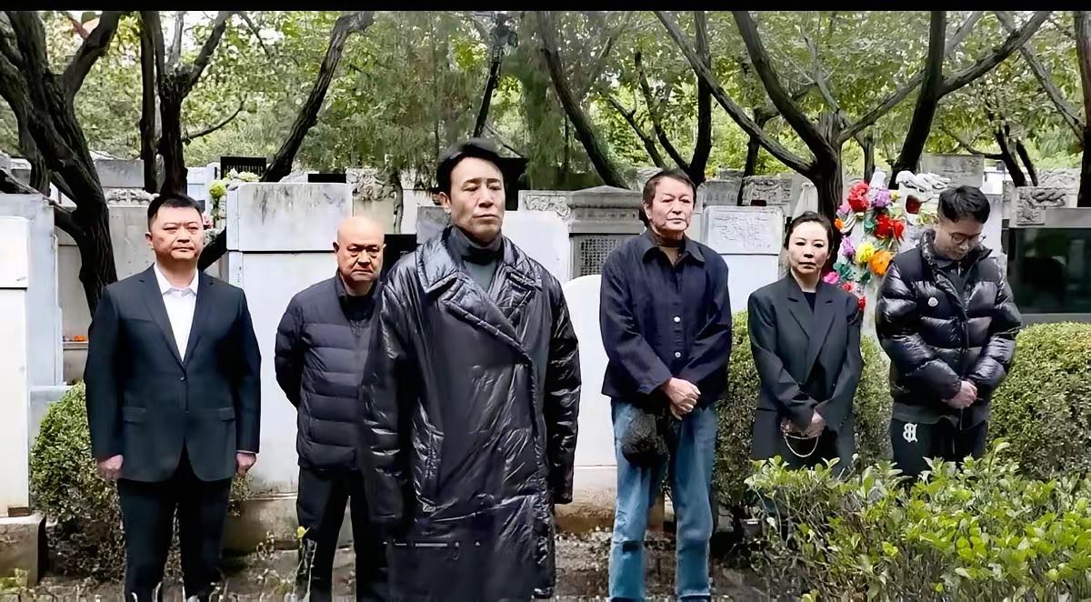 于和伟扫墓封神？这哪是操作，是演员的良心剧终别人忙着庆功宴，于和伟揣着白菊就