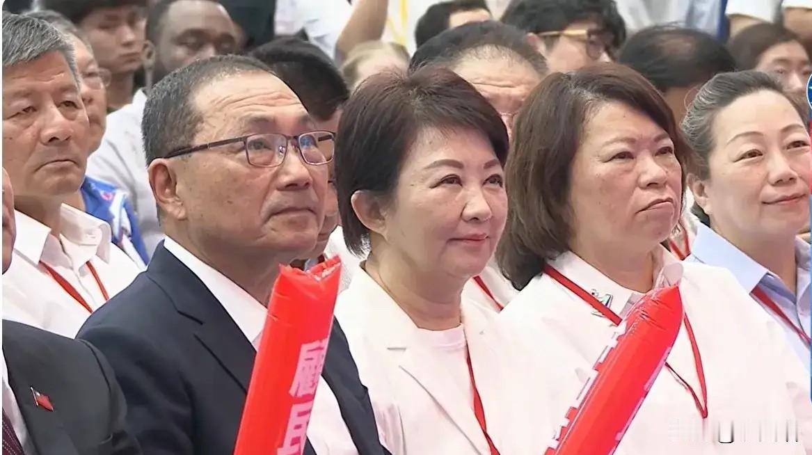 侯友宜这步棋走得，真是让人看不懂。全代会都开了一个小时了，他才慢悠悠现身。你