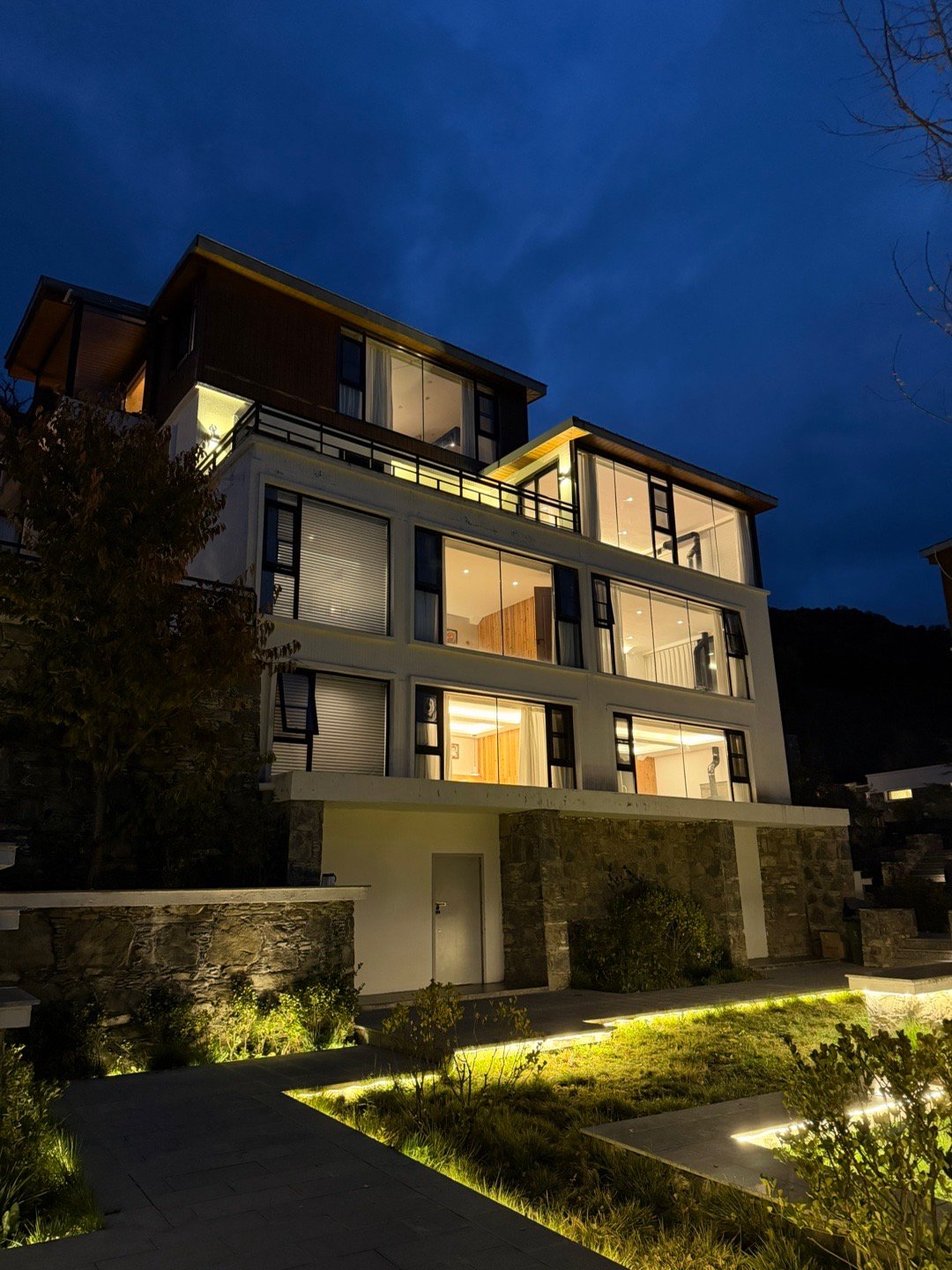 今天晚上住海拔2900m，这个酒店绝了，建筑获得过世界大奖，推开门就能看雪山。同